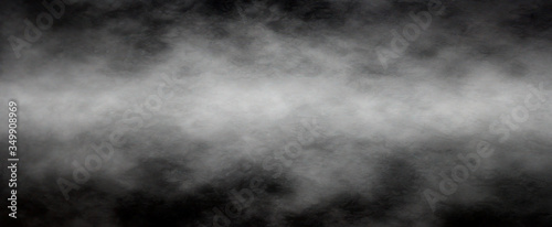 Panoramiczny widok streszczenie mgły lub dymu ruchu na czarnym tle. Białe tło zachmurzenia, mgły lub smogu.