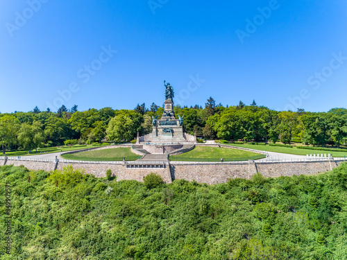 Luftbilder vom Niederwalddenkmal in Rüdesheim am Rhein. Zu den Füßen der Germania auf dem Niederwalddenkmal erstreckt sich der Rheingau. Dabei handelt es sich um das bekannteste Weinanbaugebiet.