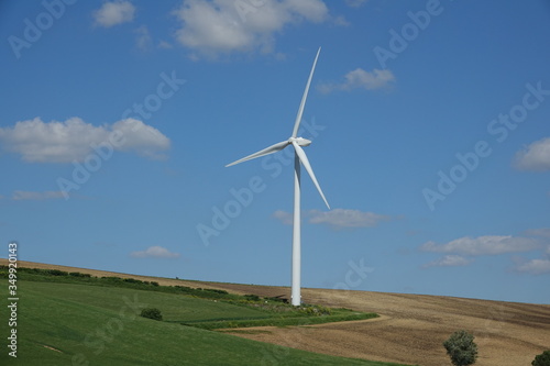éolienne dans les champs