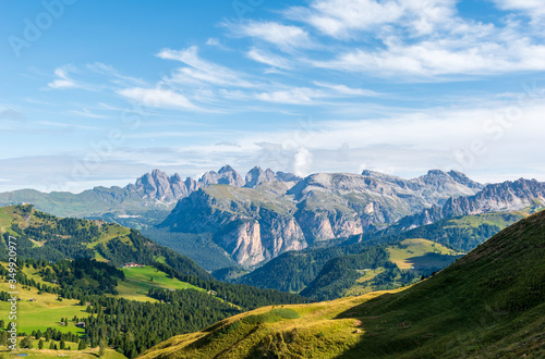 Die schönen Berge von Südtirol in Italien. Blick vom Sellapass auf die Geislergruppe und das Grödner Joch. © Christian