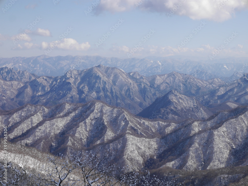 雪化粧の山々