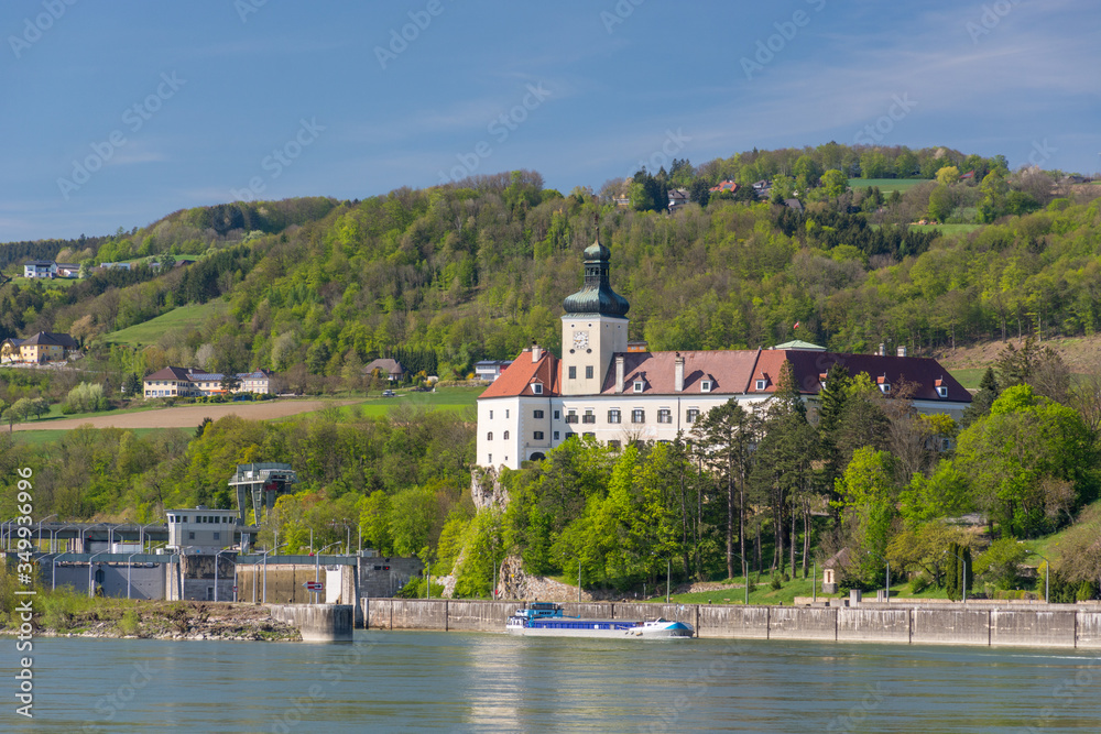 Schloss Persenbeug mit dem Donaukraftwerk Ybbs/Persenbeug