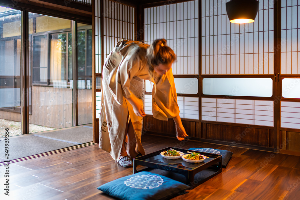 Φωτογραφία Traditional Japanese house or ryokan room with young foreigner woman serving sti