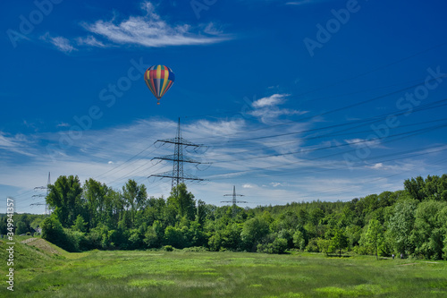 Landschaft mit Heißluftballon