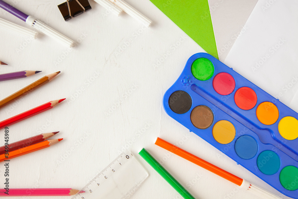 Naklejka premium set of pencils and a sheet of paper on a white background. Universal pencils for school, office and hobby. Drawing set.