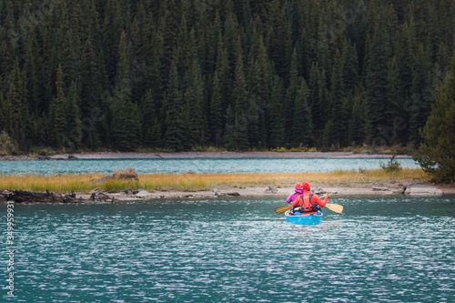 Kanufahrer auf Maligne Lake in Canada, Boot