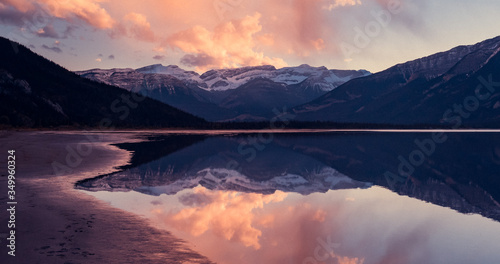 Rocky Mountains  Alpengl  hen  Truck  perfect Reflection  Sonnenuntergang