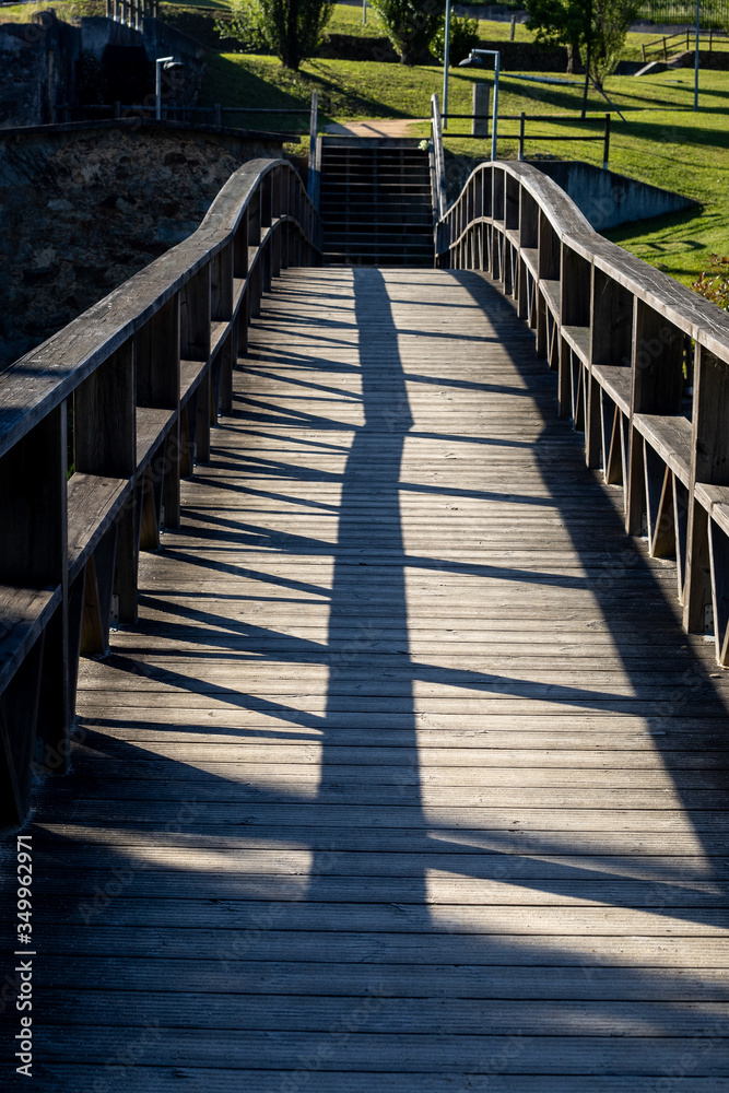 Ponte pedonal de madeira