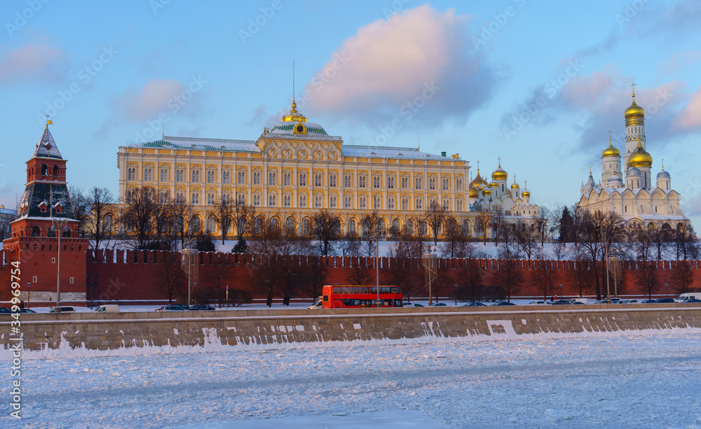 Obraz premium Moscow Kremlin and frozen river on a clear winter day.