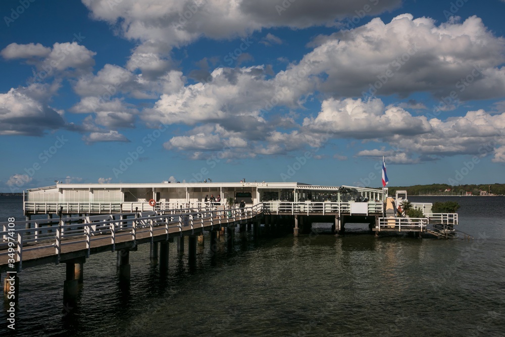 Seebad mit Bar an der Kieler Förde im Sommer