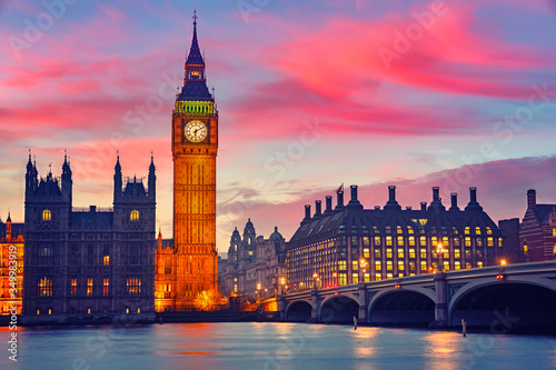 Photo Big Ben and westminster bridge at dusk in London