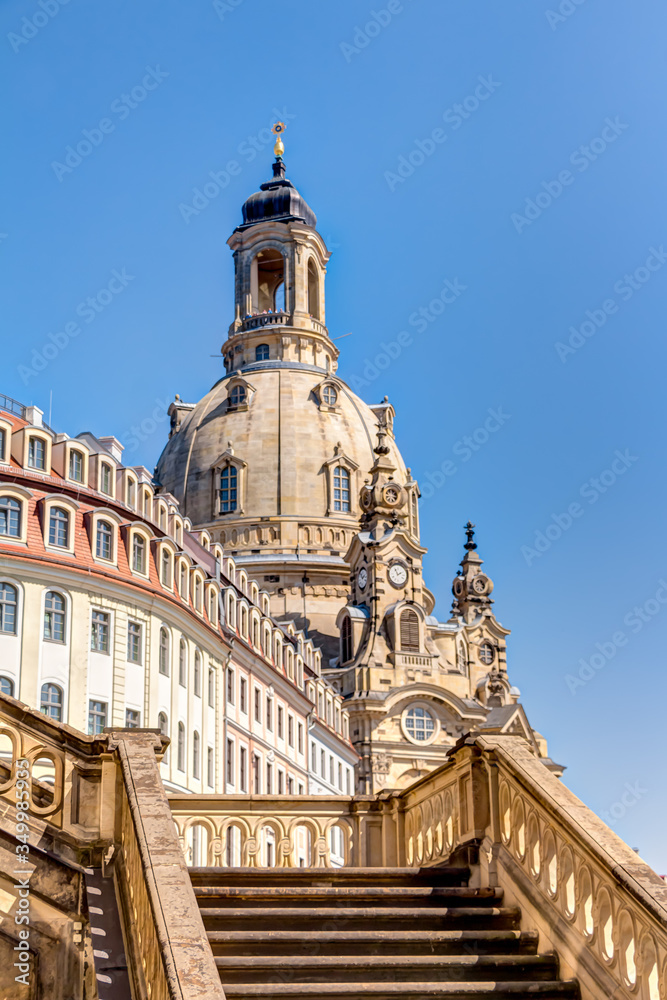 Die evangelische Frauenkirche in der Altstadt von Dresden in Sachsen, Deutschland – Blick von den Eingangstreppen des Verkehrsmuseums in Richtung des Neumarkt-Ensembles