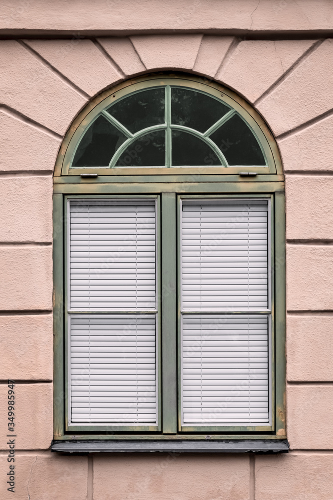 Obraz premium Pink building with rounded green window