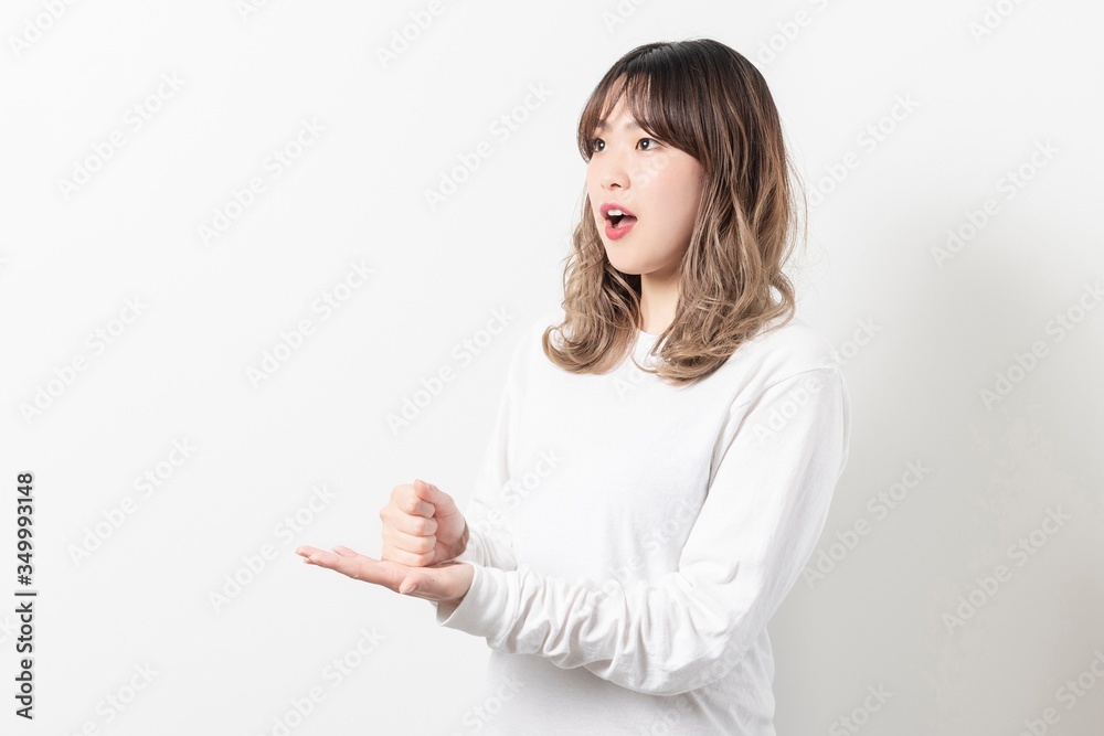 納得する若い女性 納得する若い女性