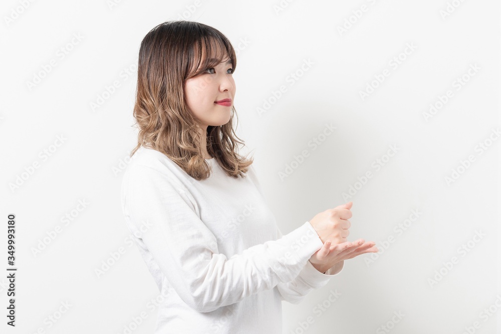 納得する若い女性 納得する若い女性