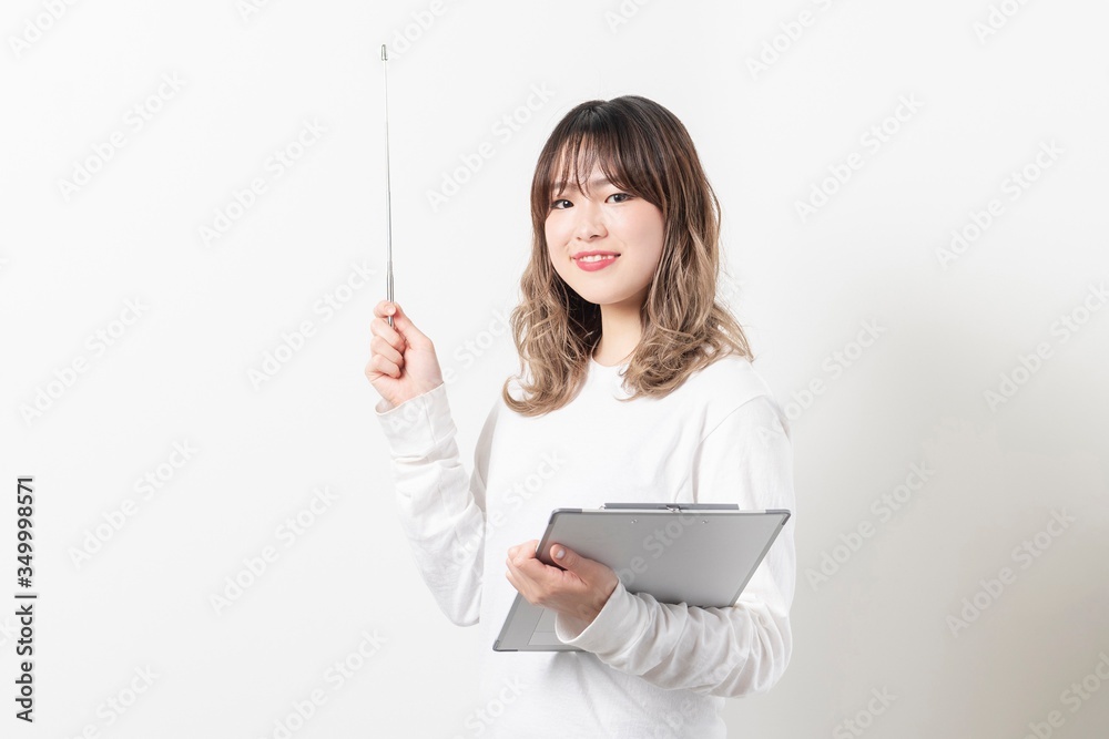 ポイントを指し示す若い女性 ポイントを指し示す若い女性