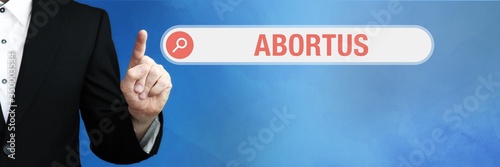 Abortus. Anwalt zeigt mit Finger auf Suchfeld im Internet. Wort steht in der Suche. Konzept für Recht, Gesetz, Rechtsprechung photo