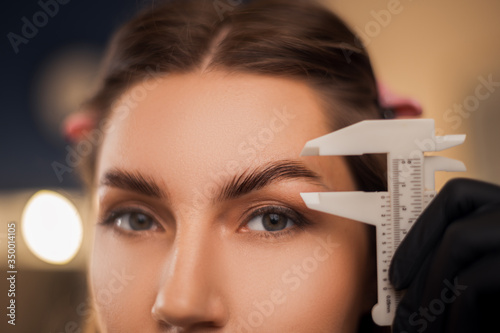 Photos Beautiful girl master eyebrow in a beauty salon