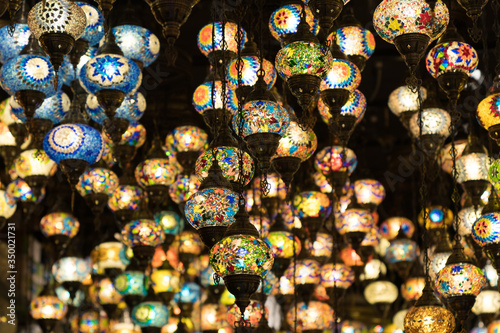 Fotografía Beatiful Colourful Lanterns in the Souk, Dauba, United Arab Emirates