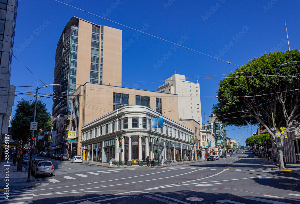 Obraz premium The new normal: empty streets in San Francisco due to sheltering in place