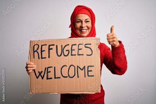 Schilderij op canvas Woman wearing muslim hijab asking for immigration holding welcome refugees messa