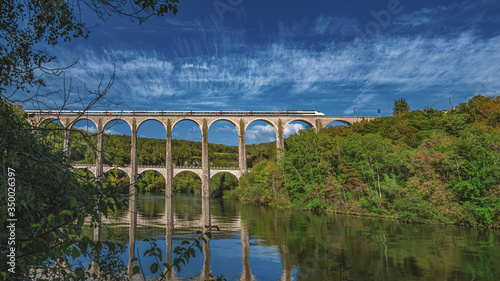 Viaduc de Size-Bolozon dans le Bugey, département de l'Ain en Auvergne-Rhône-Alpes. Passage d'un train à grande vitesse.