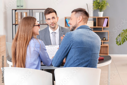 Couple visiting lawyer in o...