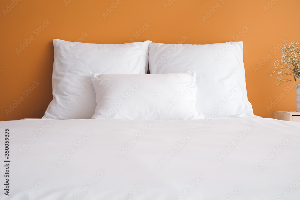 Obraz premium Big comfortable bed with clean linen in room