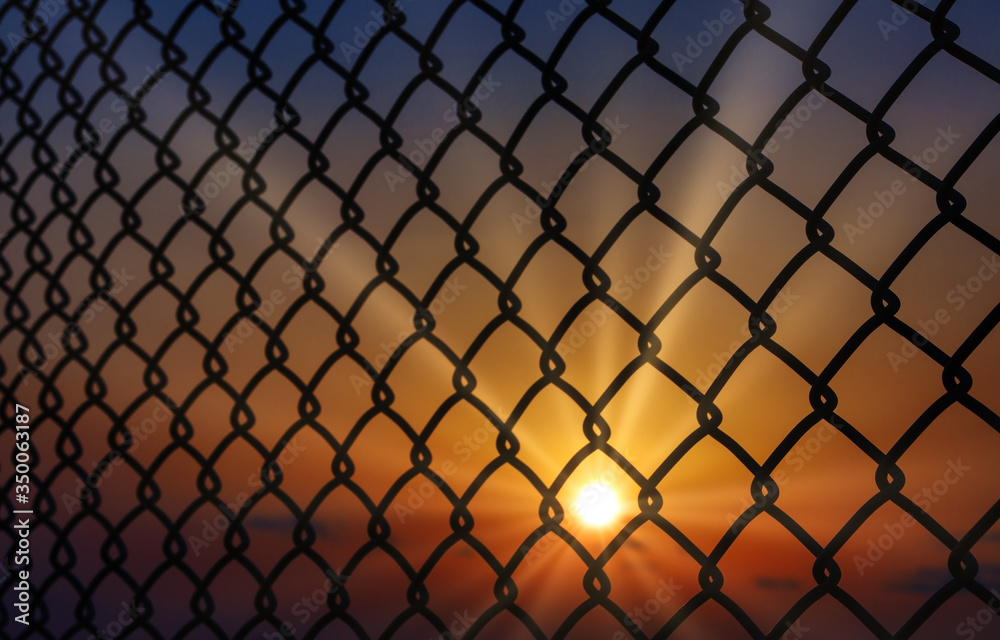 Naklejka premium フェンス 夕日 素材
