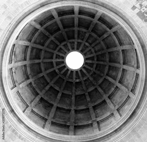 Canvas Print Directly Below View Of Cupola