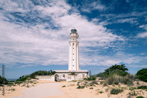 Torre faro de Trafalgar cadiz blanco cielo