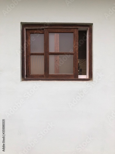 wood frame window 오래된 나무 창문 오픈 
