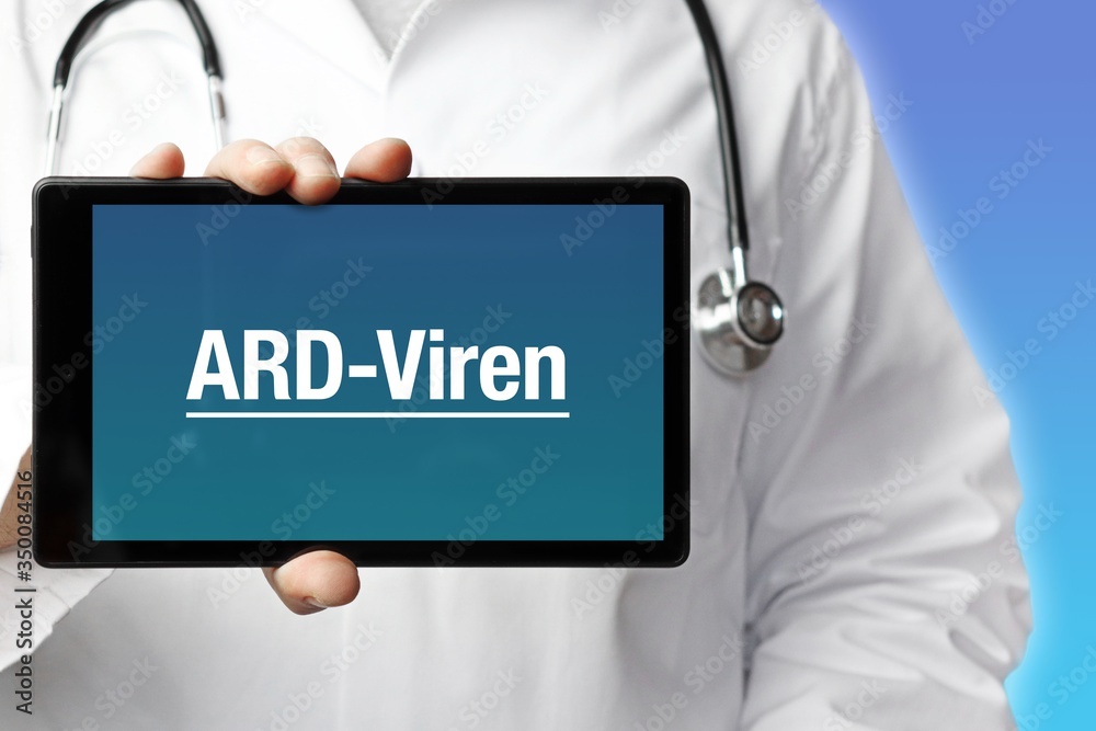 ARD-Viren. Arzt mit Stethoskop hält Tablet-Computer in Hand. Text im Display. Blauer Hintergrund. Krankheit, Gesundheit, Medizin ARD-Viren. Arzt mit Stethoskop hält Tablet-Computer in Hand. Text im Display. Blauer Hintergrund. Krankheit, Gesundheit, Medizin