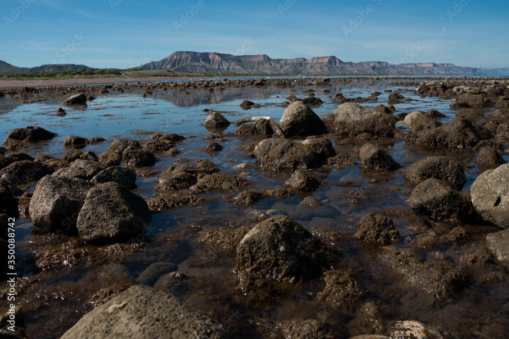 Piedras con mar y cerros al fondo Piedras con mar y cerros al fondo