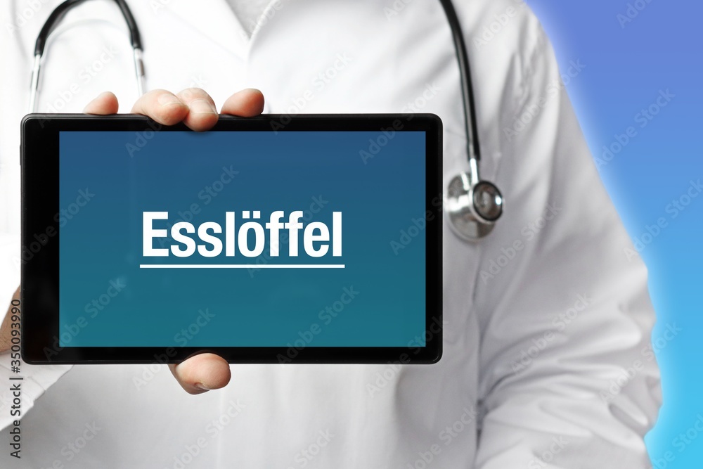 Esslöffel. Arzt mit Stethoskop hält Tablet-Computer in Hand. Text im Display. Blauer Hintergrund. Krankheit, Gesundheit, Medizin Esslöffel. Arzt mit Stethoskop hält Tablet-Computer in Hand. Text im Display. Blauer Hintergrund. Krankheit, Gesundheit, Medizin