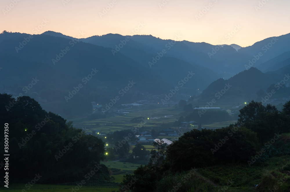 奈良の山間の農村部の夜明け