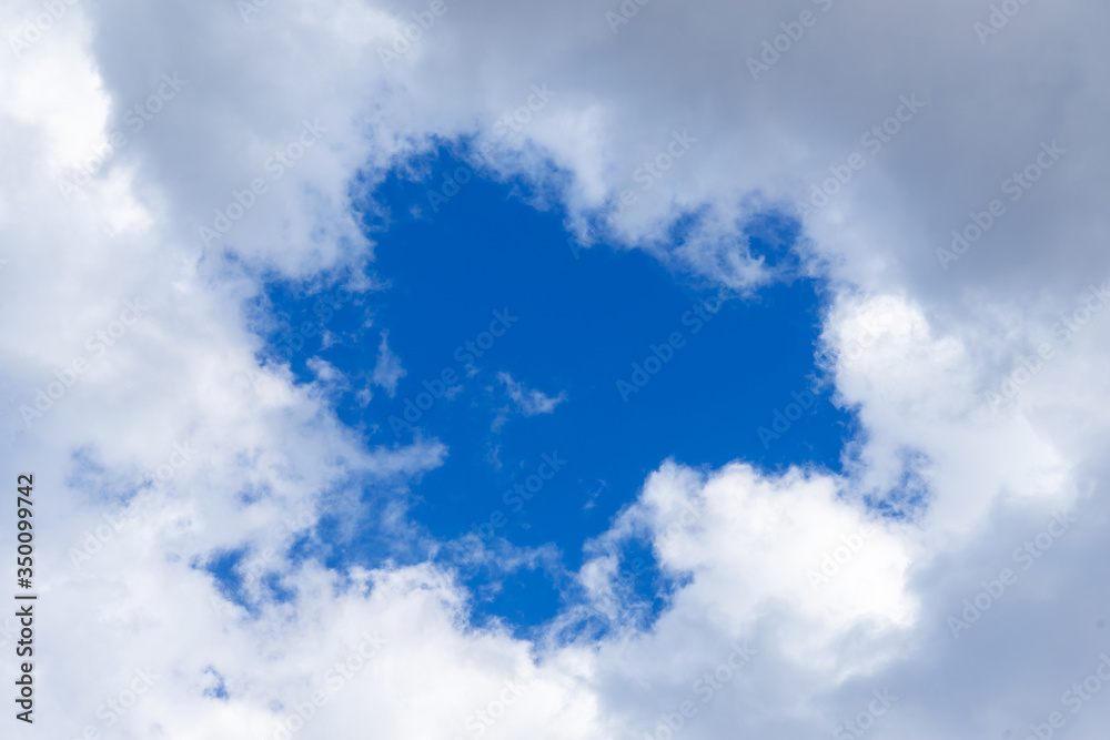 Obraz premium Beautiful blue high sky with clouds and copy space.