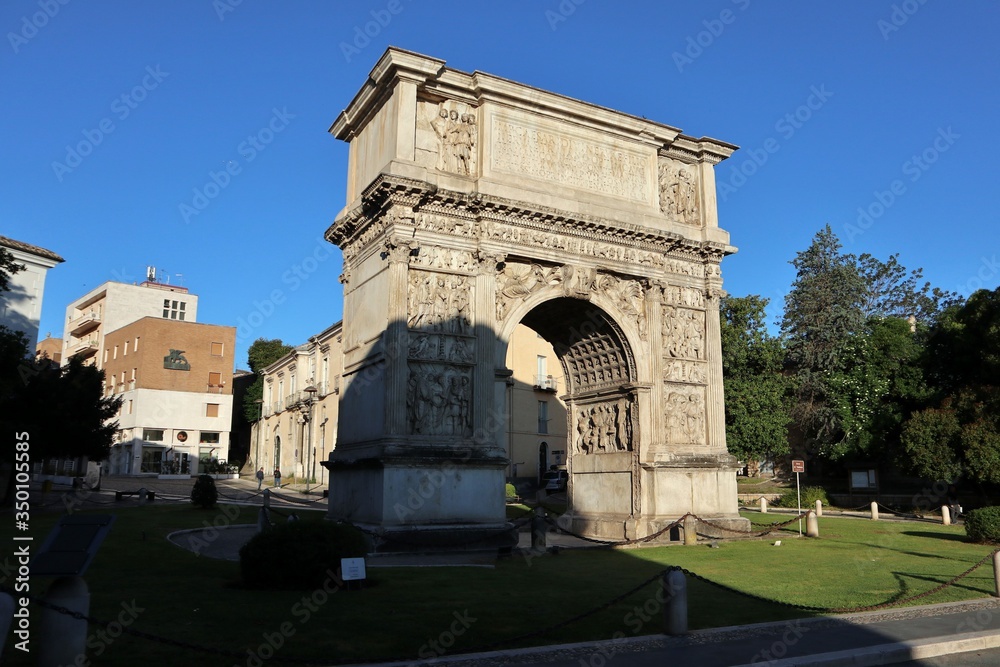 Benevento - Arco di Traiano di mattina presto