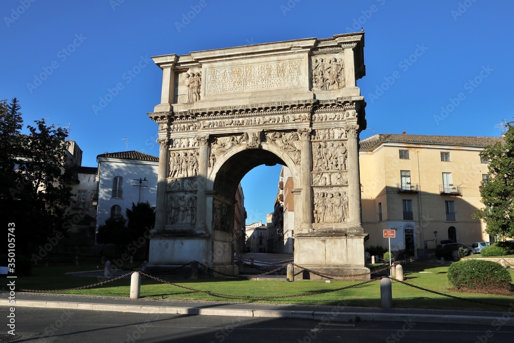 Benevento - Arco Traiano di mattina presto