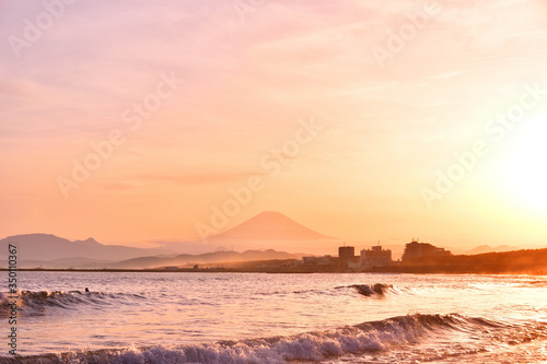 夕焼けの富士山と相模湾