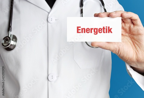 Energetik. Doktor mit Stethoskop (isoliert) zeigt Karte. Hand hält Schild mit Text. Blauer Hintergrund. Medizin, Gesundheitswesen photo