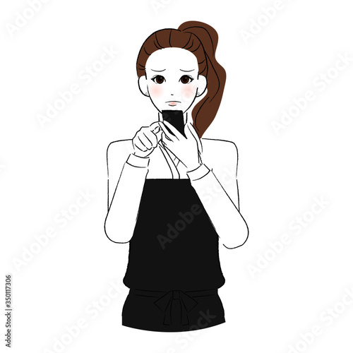 困り顔でスマホを操作する女性店員