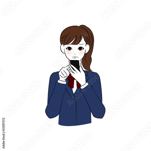 困り顔でスマホを操作する女子学生