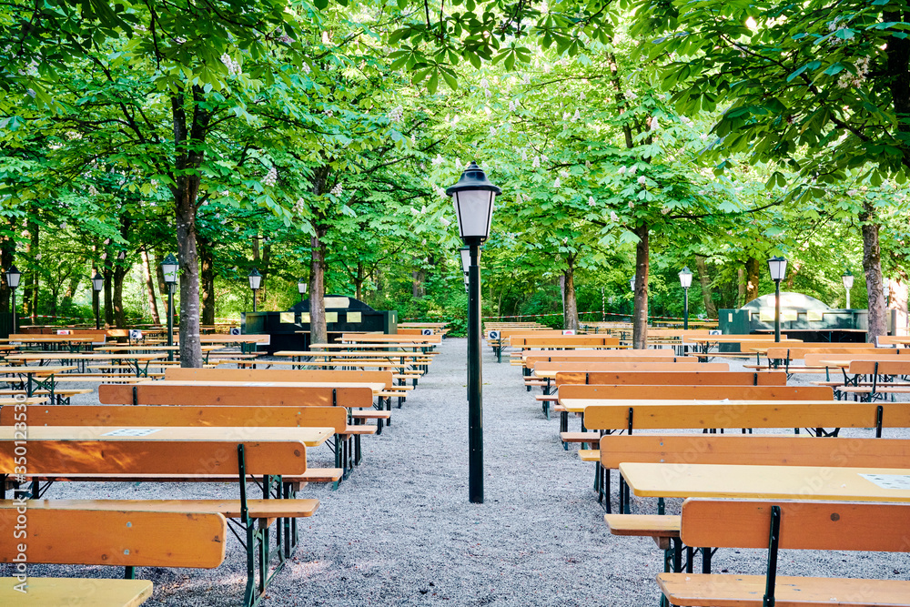 Biergarten Im Umkreis Von 50 Km Schöner bayerischer Biergarten mit Bierbänken und Kastanienbäumen in