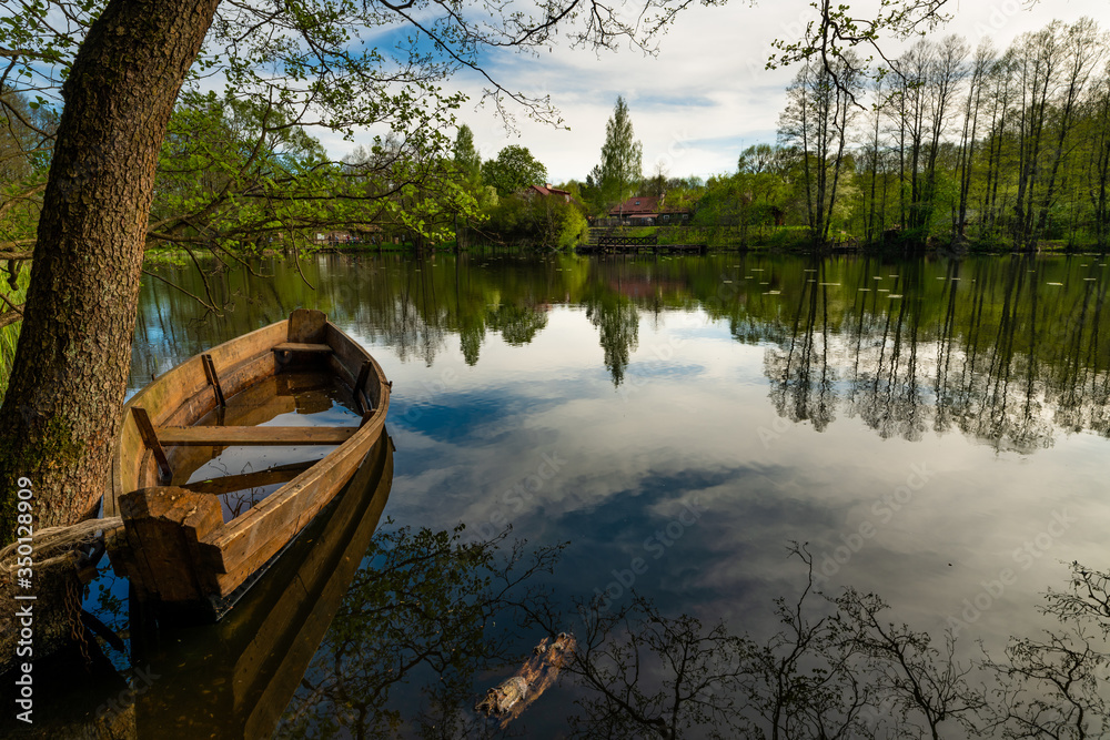 Jezioro łódka park woda