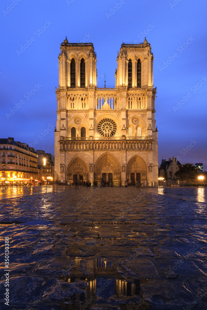 Φωτογραφία Beautiful cityscape view of the Notre-Dame Cathedral in Paris, France, on a rain