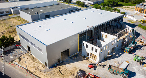 Foto Chantier d'un bâtiment industriel en construction, vue aérienne