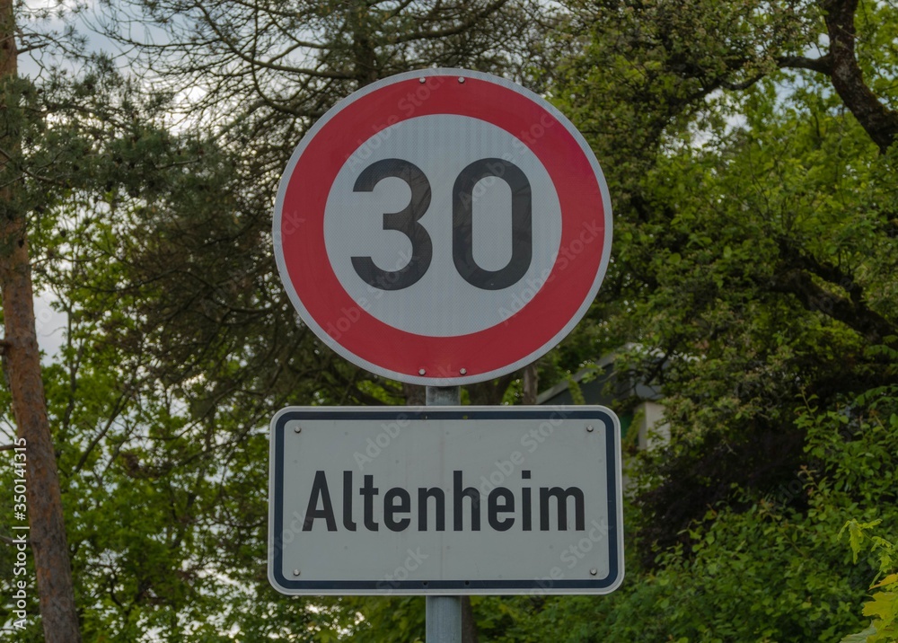Tempo 30 Schild Altenheim 