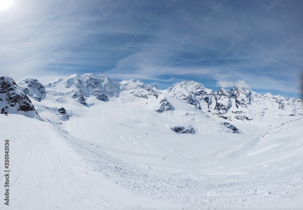 Sankt Moritz (Schweiz) Berggestein in Berglandschaft mit Schnee in den Alpen, Gestein bei Sonnenschein mit Sicht auf den Gletscher und Berggipfel, Berggestein bei Blauem Himmel mit Wolken