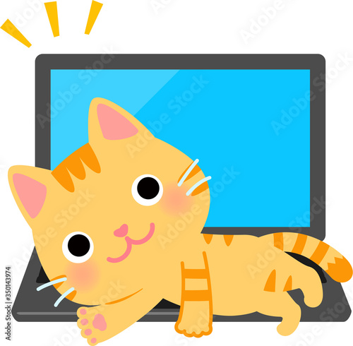ノートパソコンの上に寝そべる猫